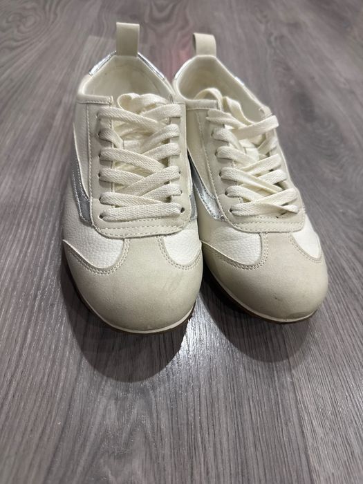 Бели пролетно-ленти кецки