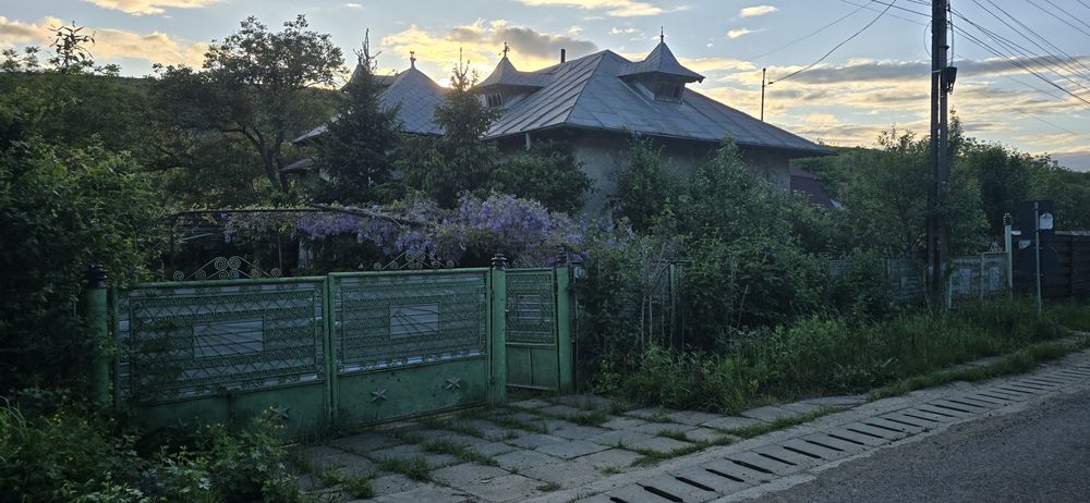 Vand casă in Sarata Monteoru   cu teren  1100mp.