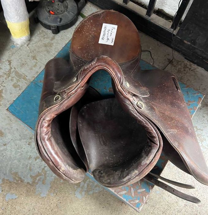 Английско седло със стремена