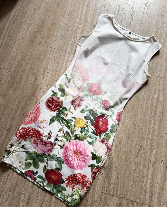 Бяла къса рокля с цветя