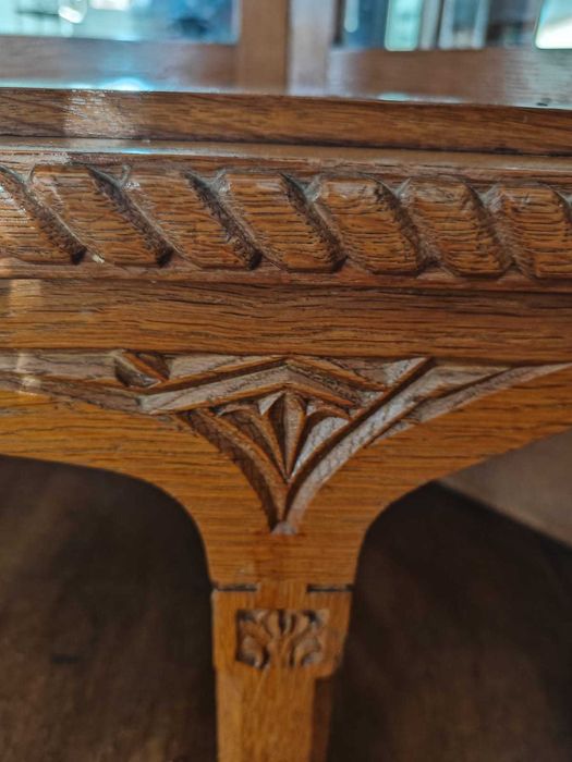 Mobila pentru sufragerie - Vitrina din lemn masiv de stejar cu decoratiuni sculptate, usi din sticla si spate oglinda in stil neo-romanesc