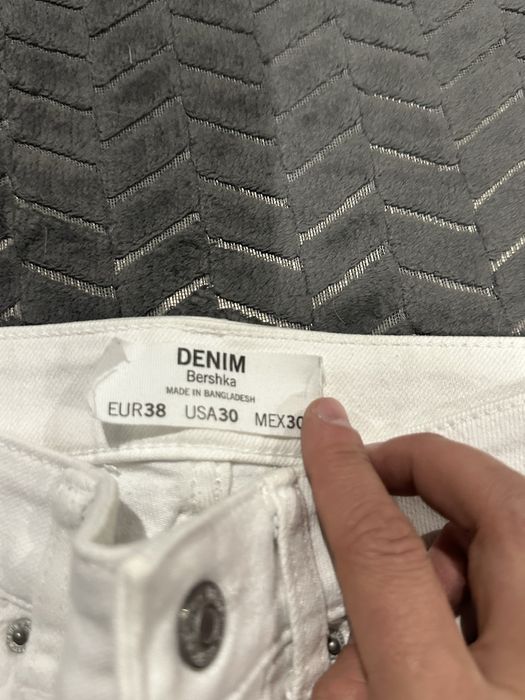 Бели дънки  иделано състояние носени са 2,3 пъти нямат петна или скъса