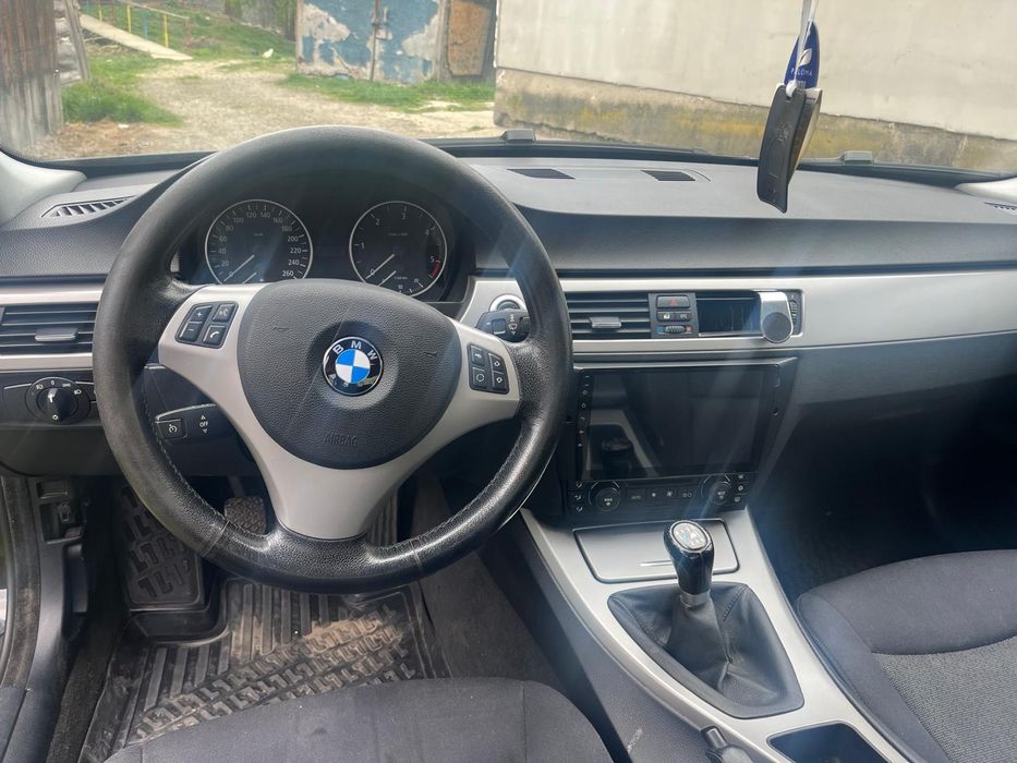 Vând bmw e90 an 2005... Motor 2000 diesel km 322000 mii.