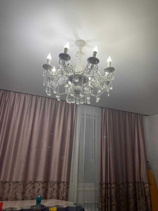 Продам люстру для зала 60 000 тенге.