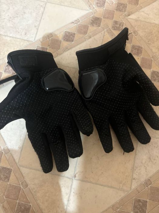 Шлем и перчатки для мотоцикла