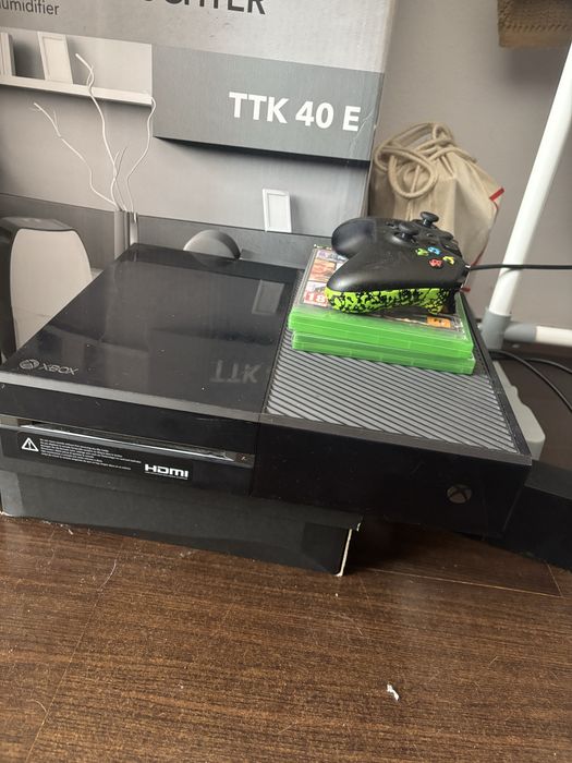 Xbox one cu 1 maneta si 3 jocuri