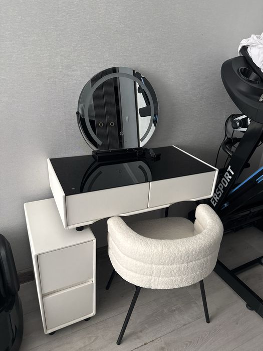 Туалетный столик со стулом