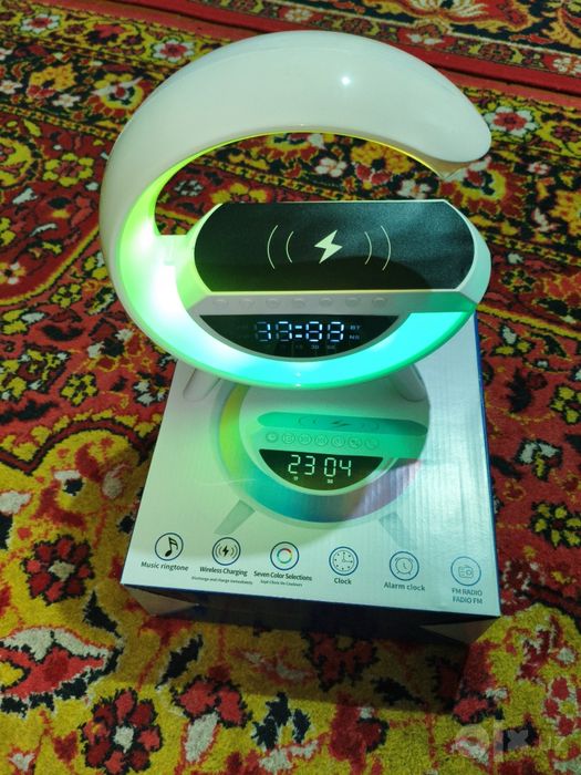 RGB LED Беспроводная зарядка Bluetooth, Колонка с часами и подсветкой.