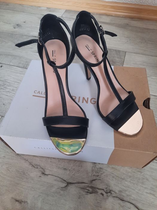 Продам босоножки  новые