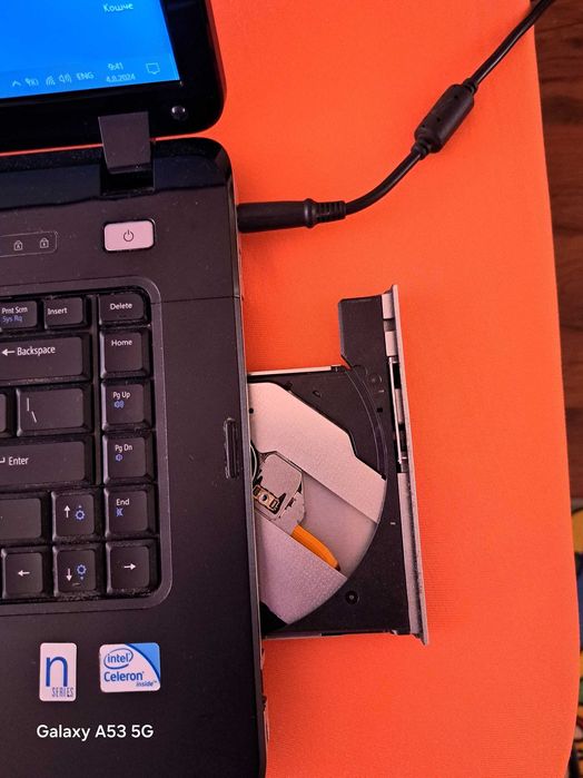 Продавам лаптоп Dell vostro 1015 работещ