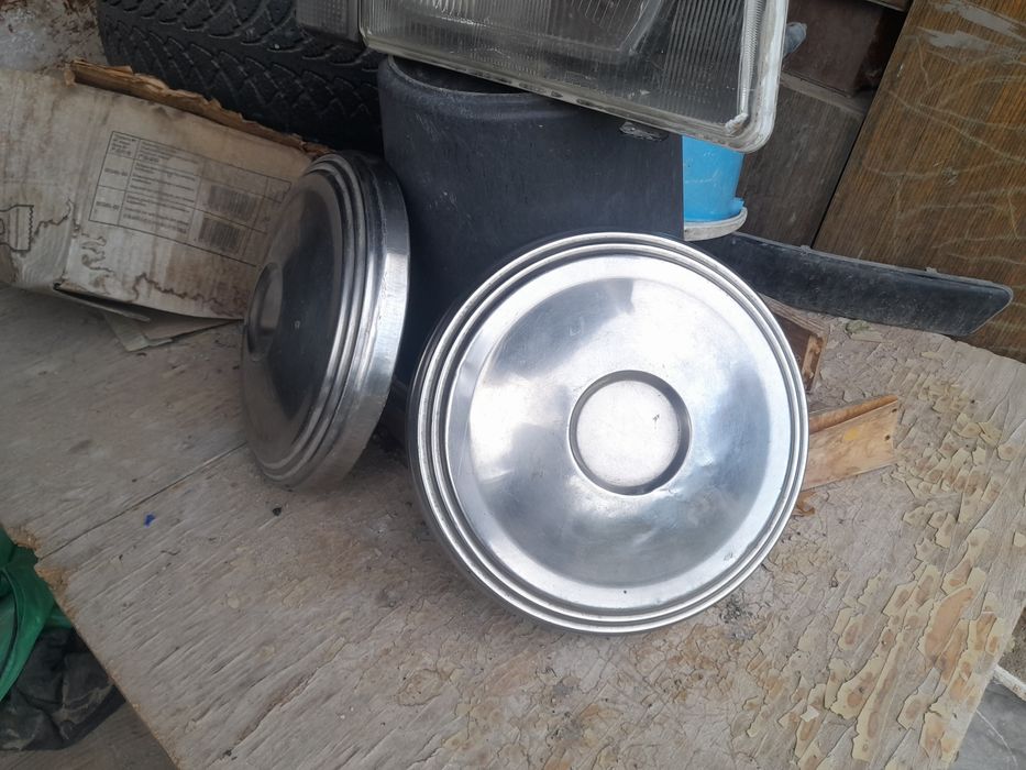 Продам 2 колпака от колёс!
