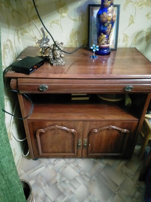 Продам шкаф и тумбу.