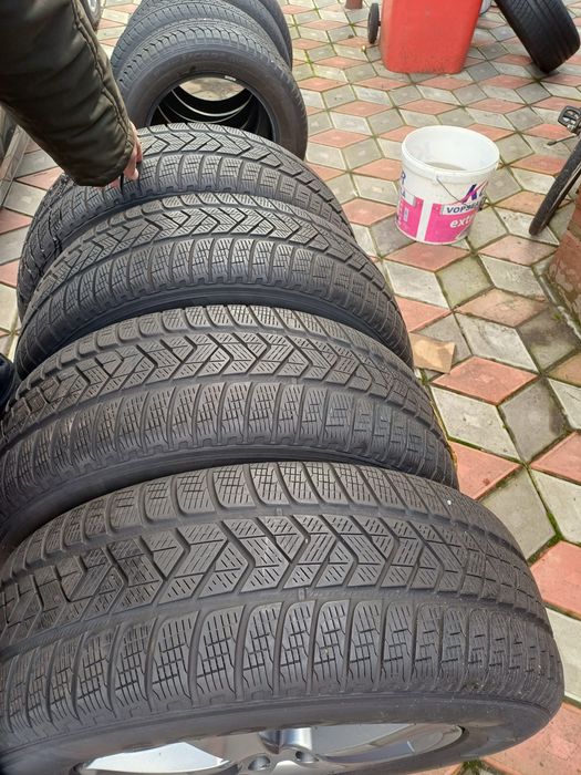 Vând 4 anvelope mixte 235 65 r17 PIRELLI foarte bune