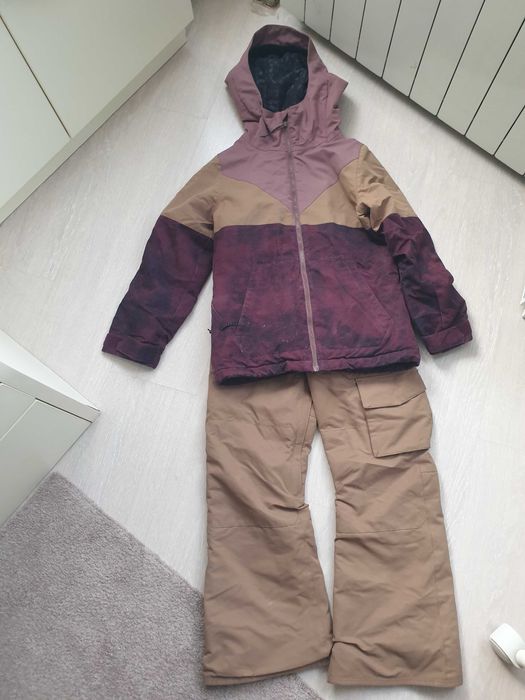 Продавам зимен екип Volcom за 8 г.