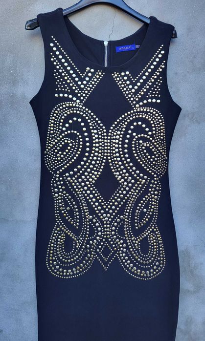 Черна рокля с капси