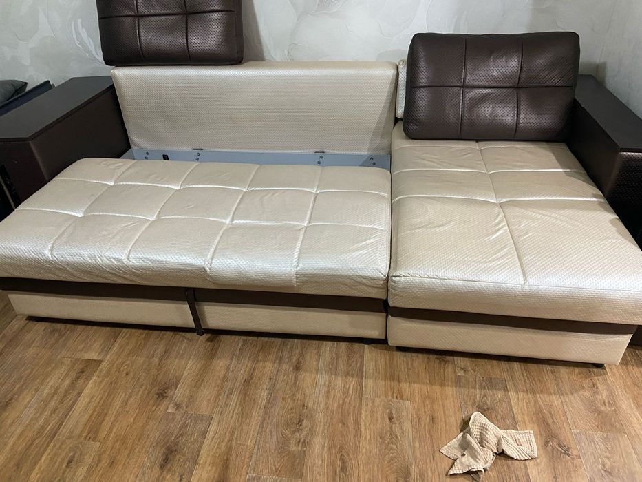 Продам диван угловой.