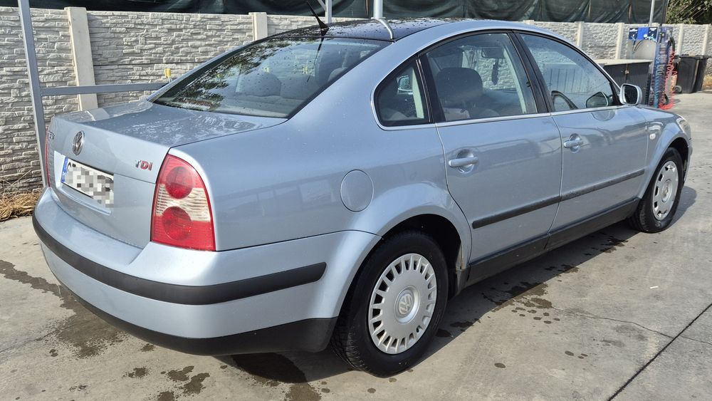 Volkswagen Passat b5.5 (3BG)berlină( sedan),înmatriculată  în RO