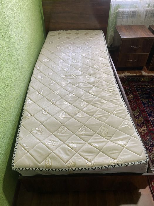 Продаются две односпальные кровати + прикроватная тумбочка (МДФ)