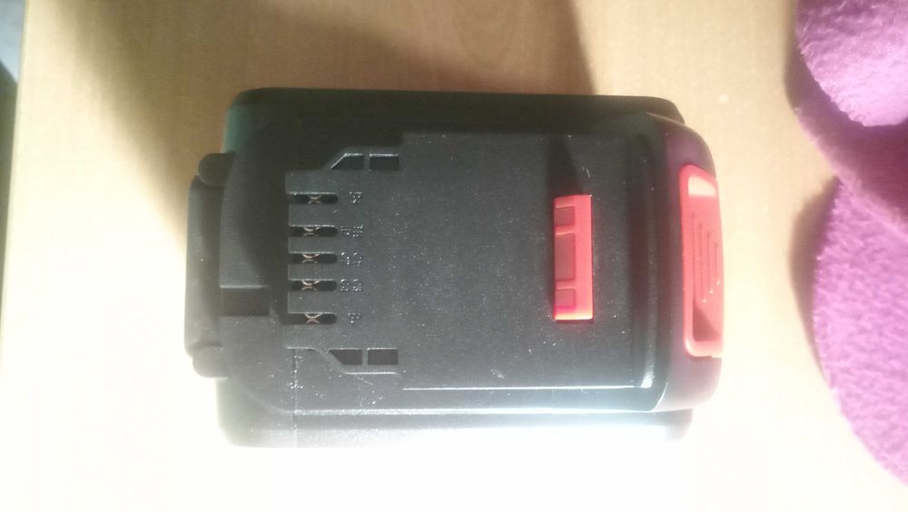 Продавам батерия dewalt 9 ah