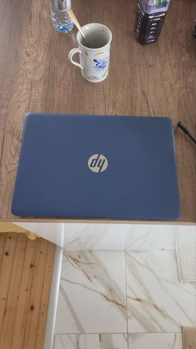 HP лаптоп малък 13,9инча
