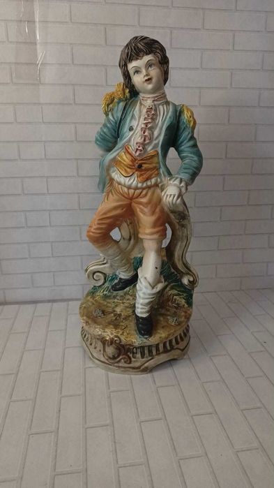 Statuetă din porțelan Capodimonte – băiat în stil victorian, vintage