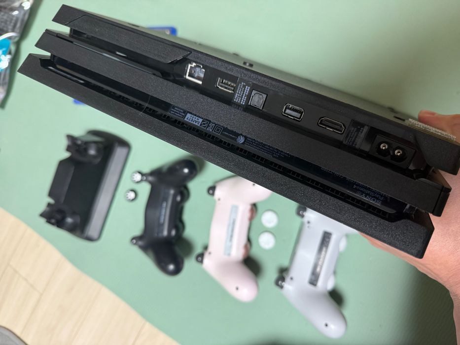 PlayStation 4 pro 1tb 3ta jostik