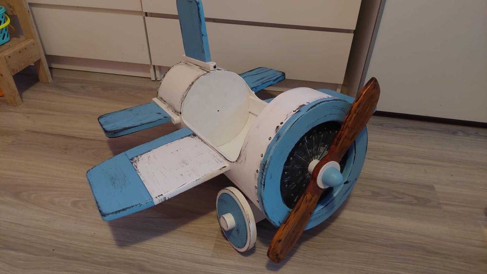 Avion din lemn recuzita foto si o scara mica