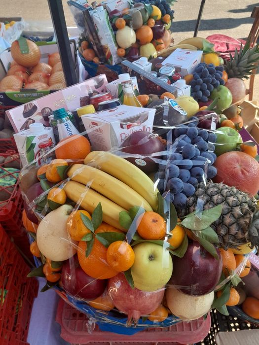 Фрукты корзина .