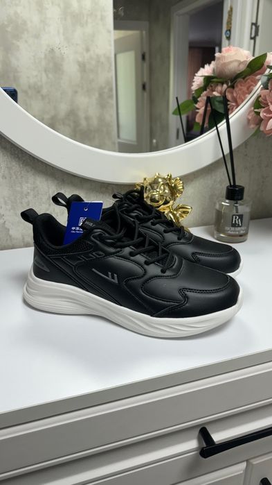 Кроссовки 38 размер новые