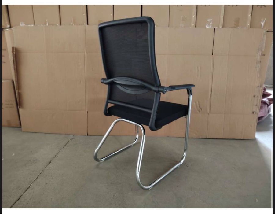 Кресло посетителя Со склада по приемлемым ценам В