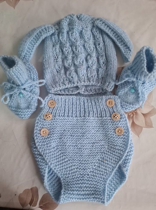 Costum bebeluș tricotat manual tip iepuraș  (set complet)