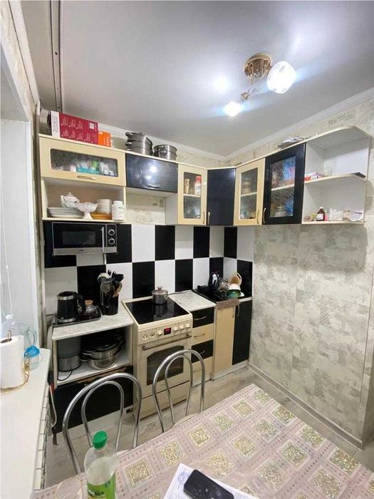 продаю 2 комнатную в 12 микрорайоне