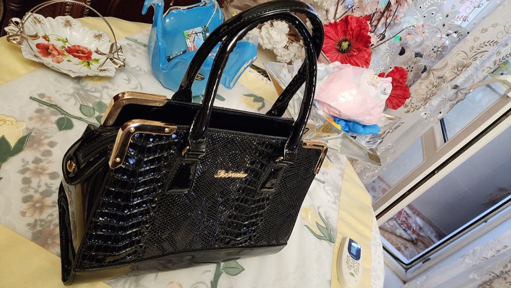 Сумка лакерованая чёрного цвета