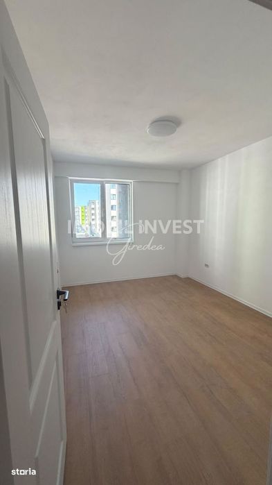 Apartament 3 camere 68 mp, baie cu geam, balcon, etaj 2, bloc nou