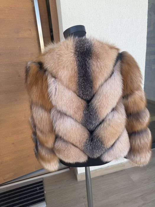 Vand haina de blana din vulpe canadiana roscata la 1499lei