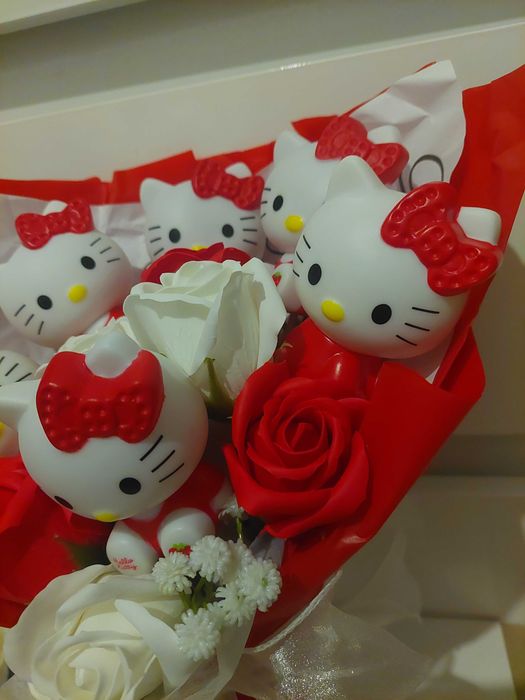 Buchet bogat de flori Hello Kitty superb