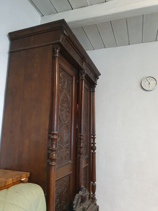 Dulap boieresc din lemn masiv – Sculptură manuală, stil Neorenaștere (aprox. 100 ani)