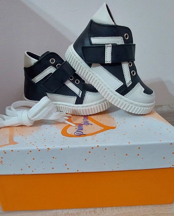 Adidasi de piele nr 22 noi la cutie cu eticheta