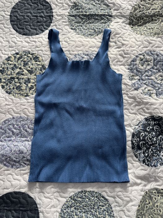 Комплект от 4 неща за 5€, 1 бяло поло, 1 черно поло, 1 син потник от Mango, 1 черна рокля от H&m