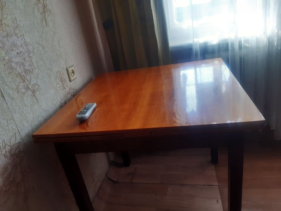 Столы стеклянный и деревянный