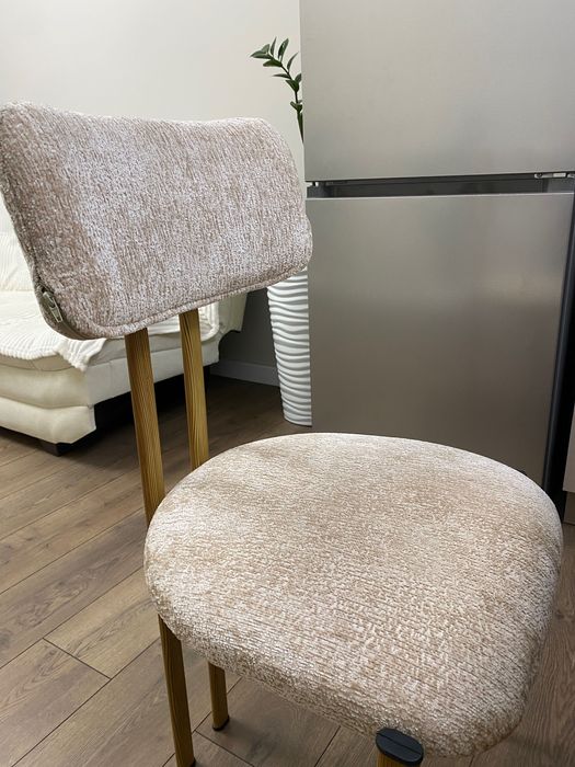 Продам стол с двумя стулями