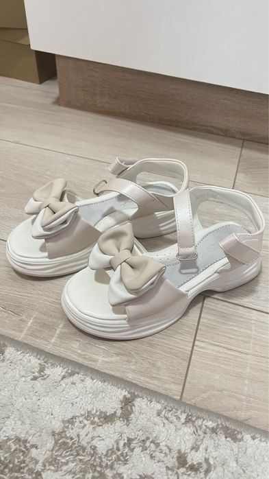 Продам спндали на девочкк