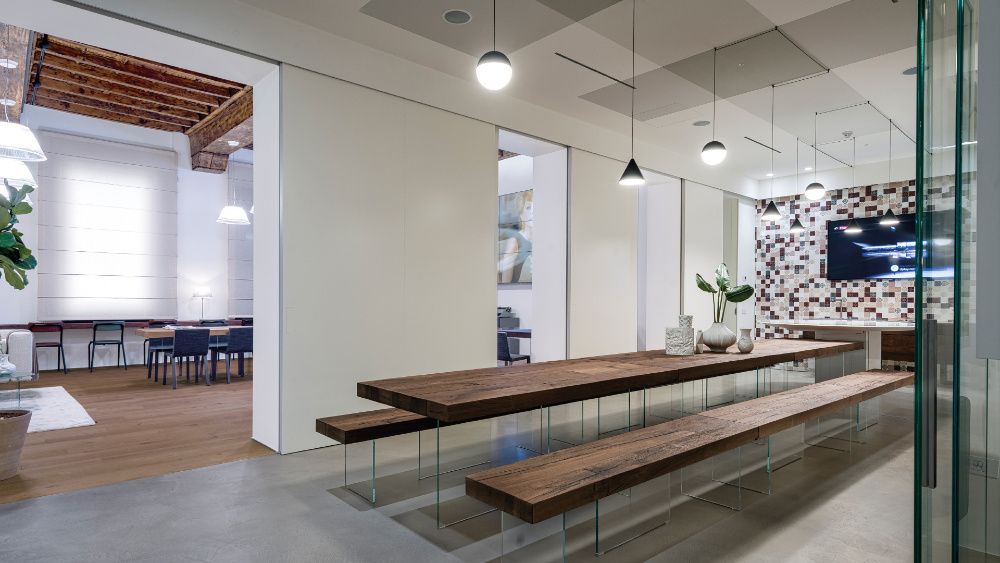 Цвета года Pantone 2026 — Cloud Dancer, WGSN Transformative Teal