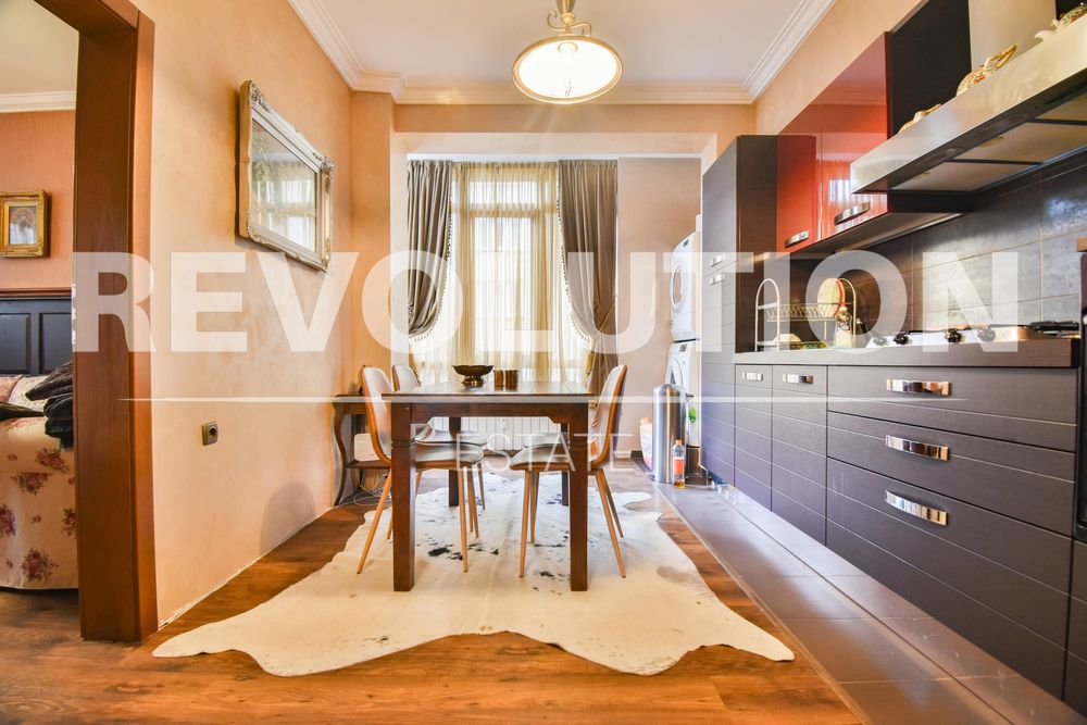 Дава се под наем Тристаен апартамент в София, Център - 80 кв.м за 1250 € - Снимка #1