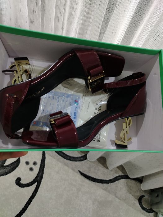 Босоножка сотилади