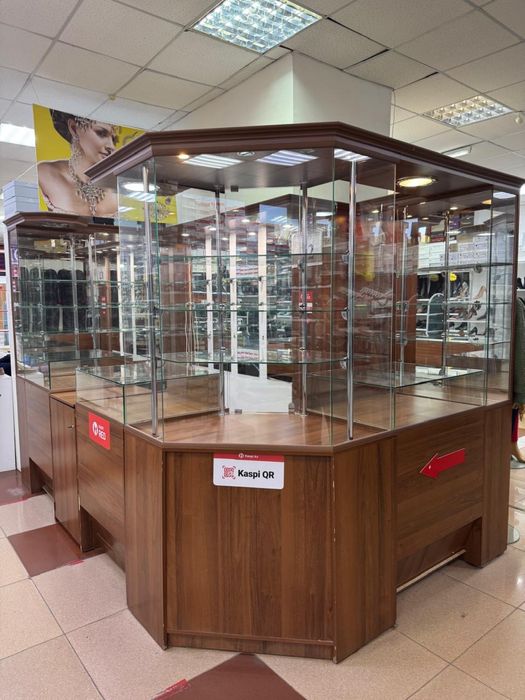 Продаются стеклянные витрины в отличном состоянии