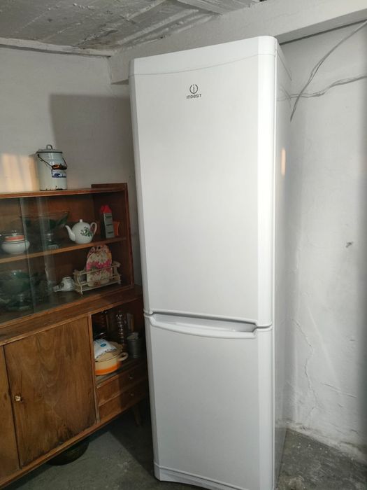 Холодильник Indesit в идеальном состояний