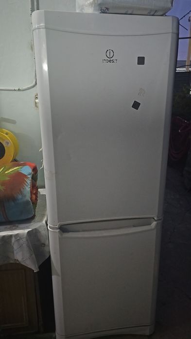 Продам холодильник индезит на запчасти