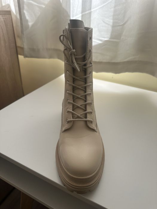 Дамски бежови боти