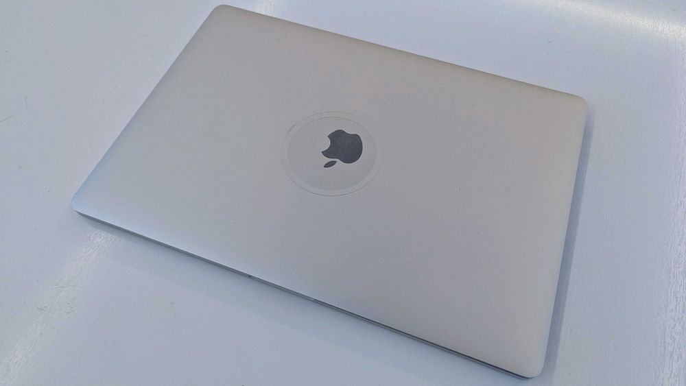 Vând MacBook Pro 15'', 2017, 16GB RAM, 256GB SSD